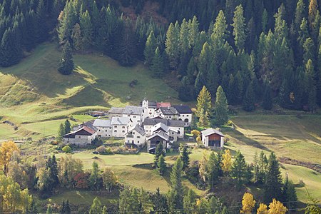 before January 2015 a part of Ardez: village Sur En. Sommerdorf Sur En auf der anderen Talseite des Inntals mit schattigem Wald.