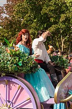 Ariel en compagnie de son prince Éric lors de la Disney Magic On Parade à Disneyland Paris.