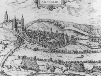 Widok na zamek, miasteczko u podnóża góry i klasztor.  Znak w górnej części ilustracji mówi „Arnsberg”.  Na pierwszym planie dwaj mężczyźni, przypuszczalnie pan zamku i gość, obserwują odjazd konia i jeźdźca;  pośrodku znajduje się „nowy” most nad rzeką, oznaczony Rurh (stary jest w ruinie nieco na lewo).  Zamek z trzema wieżami i murami zwieńczonymi krenelażami znajduje się po lewej stronie, miasto pośrodku, na zboczu wzgórza, a po prawej stronie klasztor (tak oznaczony krzyżami).