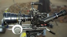 Càmera cinematogràfica Arri de 35mm amb un mecanisme de follow focus muntat a un objectiu de zoom