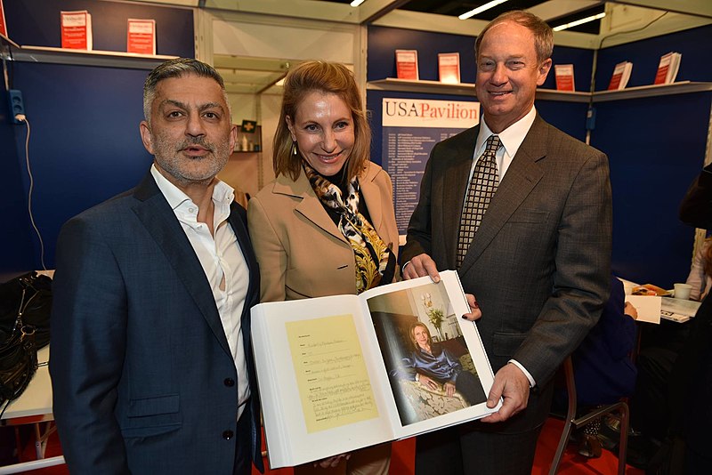 File:Ashkan Sahihi, Kimberly Emerson und John B. Emerson auf der Frankfurter Buchmesse 2015.jpg