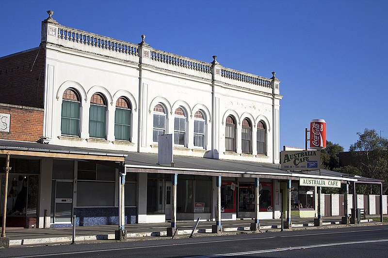 File:Australian Cafe on the Hume Highway in Holbrook.jpg