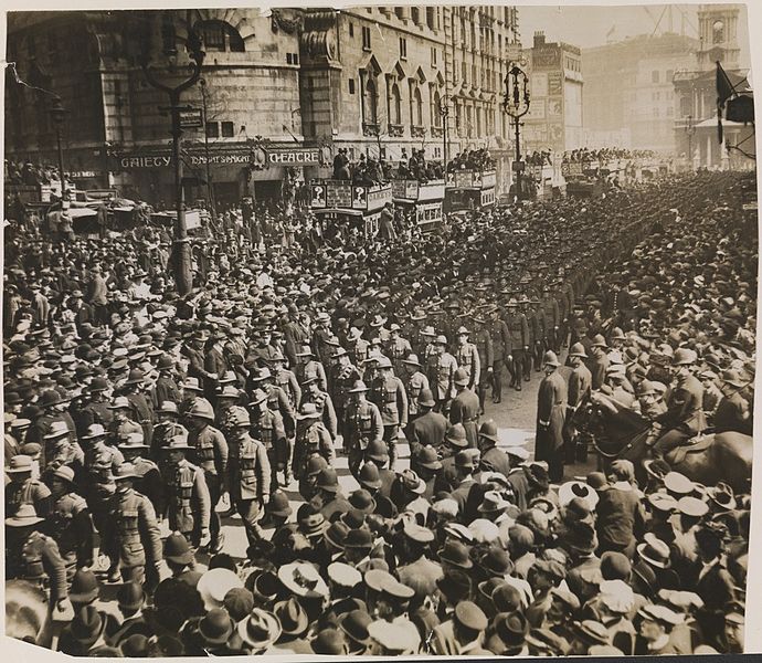 File:Australian and New Zealand soldiers marching to Westminster Abbey to commemorate the first Anzac Day, London, 25 April 1916 (16798510390).jpg