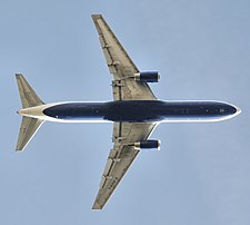 Un Boeing 767-300 de British Airways, photographié de dessous après son décollage. (définition réelle 1 900 × 1 706)