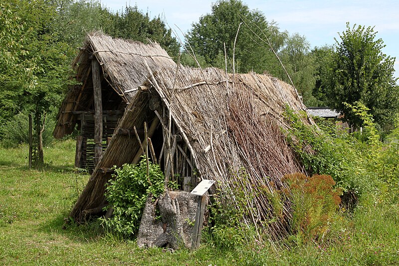 File:Bajuwarenhof Kirchheim Grubenhäuser 2012-08-05.jpg