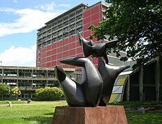 Escultura de Baltasar Lobo. Título: Maternidad Autor: Baltasar Lobo Año: 1954. Ubicación: Al centro-sur de Tierra de Nadie.