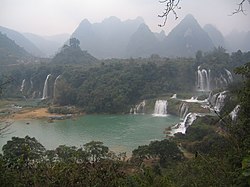 徳天瀑布。向こう側はベトナム・カオバン省チュンカイン県ダムトゥイ村