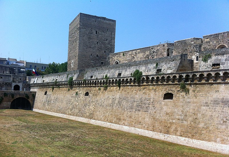 File:Bari, castello svevo.jpg