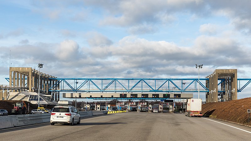 File:Barrière de péage de Pont de Normandie-8130.jpg