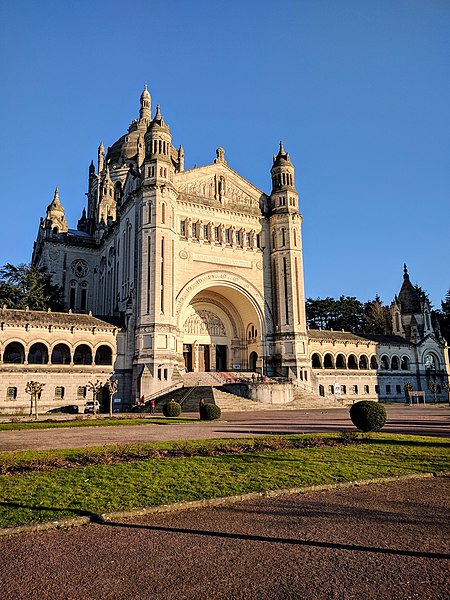 File:Basilique Sainte-Thérèse de Lisieux.jpg