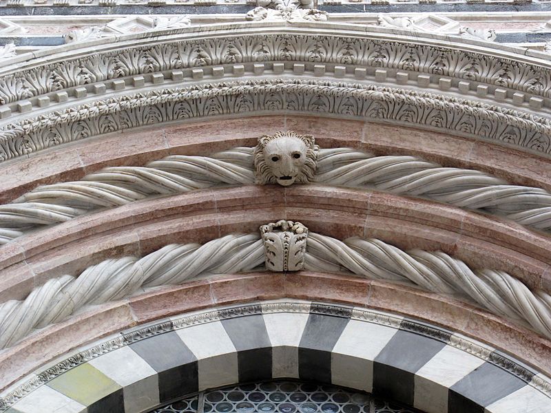 File:Battistero di siena, facciata, strombatura portale.JPG