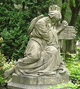 Familiengrab Katsch, Skulptur Pilger, Berlin-Schoeneberg, Alter St. Matthaeus-Kirchhof
