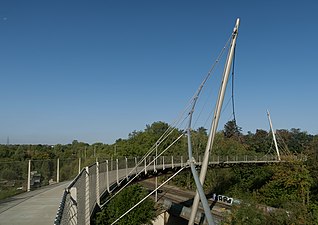 Brug bij de Jahrhunderthalle: die Erzbahnschwinge