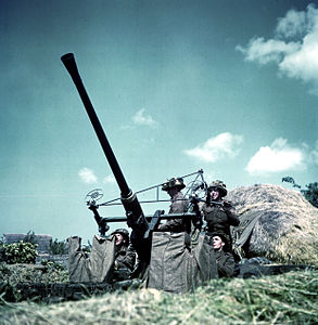 Kanada ordusu'na ait Bofors 40 mm/L60 uçaksavar topu (Haziran 1944). (Üreten: Archives Nationales du CANADA)