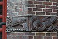 Deutsch: Ida-Ehre-Schule in Hamburg-Harvestehude, östlicher Eingang: Detail der Keramik-Reliefs mit Tierkreisfiguren von Richard Kuöhl. This is a photograph of an architectural monument. It is on the list of cultural monuments of Hamburg, no. 19907.