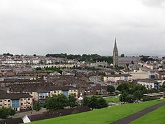 Le Bogside et la cathédrale Saint Eugène (rive ouest de la Foyle)