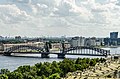 Le pont Bolscheochtinski sur la Neva à St Pétersbourg ; la partie centrale est basculante.