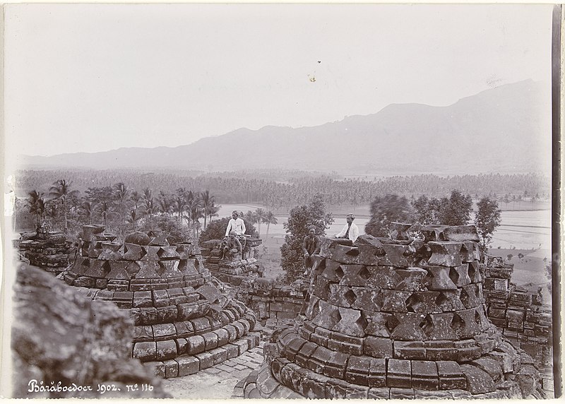 File:Borobudur en omgeving, RP-F-F18046.jpg