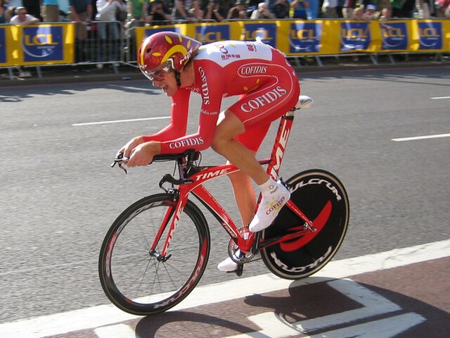 Wiggins finished fourth in the prologue of the 2007 Tour de France in London, riding in his second season for Cofidis.