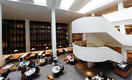 Sisänäkymä kansalliskirjastosta (St Pancras). Savulasin takana on kuningas Yrjö III:n perustamaa King's Library -kokoelmaa.