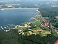 Luftaufnahme des gr. Brombachsees vom Westen aus in Richtung Staudamm. Rechts der Pleinfelder Gemeindeteil Ramsberg und der Bergrücken Schwarzleite