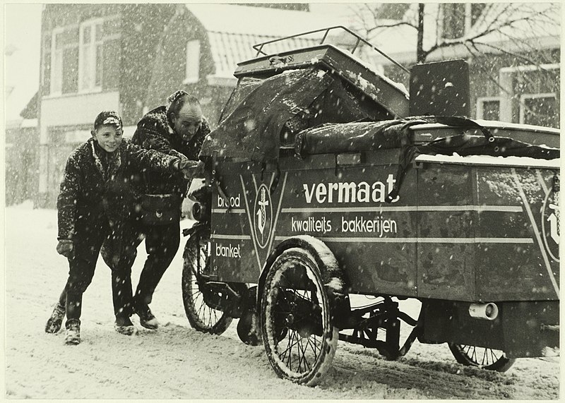 File:Broodbezorging in de winter, NL-HlmNHA 5400465146.JPG