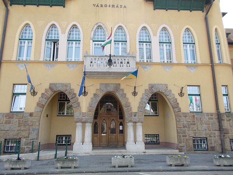 File:Budafok Town Hall monument building. ID 1288. Middle section. Planned by a local painter and architect, Lajos Bathó. Built by Lőrinc Reiber. - Budapest District 22. Budafok. Városháza Square 11-13.JPG