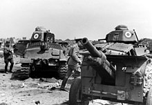 Two SOMUA S35 tanks photographed near Dunkirk, May 1940 Bundesarchiv Bild 121-0412, Frankreich, Panzer Somua S35, Geschutz.jpg