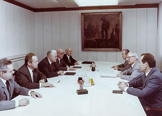 Bijeenkomst van de voorzitters van de blokpartijen op 10 december 1982, van links: Lothar Kolditz (president van de Nationalrat), Manfred Gerlach (LDPD), Gerald Götting (CDU), Heinrich Homann (NDPD), Ernst Mecklenburg (DBD), Waldemar Pilz, Erich Honecker en Joachim Herrmann (alle drie SED)