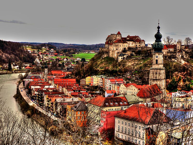 File:Burghausen, Panorama mit Burg (8290114607).jpg