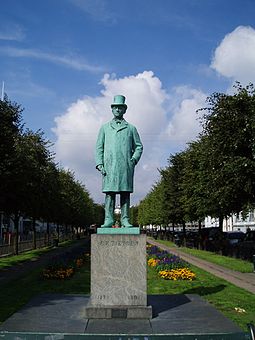 Statue of Tietgen at Sankt Annae Plads in Copenhagen C.F. Tietgen.jpg