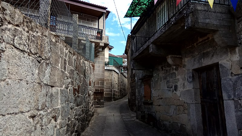 File:Calle estrecha de Pazos de Arenteiro.jpg