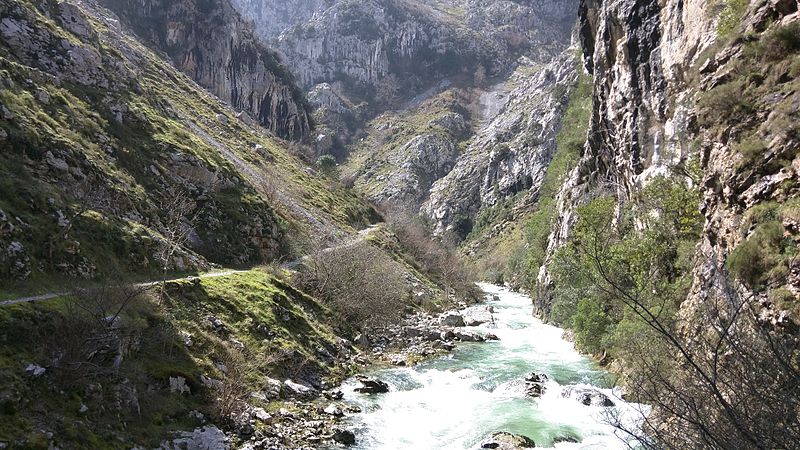 File:Camino de Urdón a Tresviso (Liébana, Cantabria, España) 01.jpg