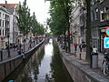 Un canal à Amsterdam dans le quartier chaud Red Light