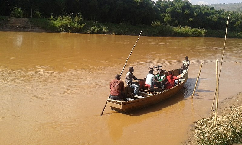 Ficheiro:Canoing in Nyabarongo.jpg