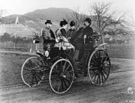 Karl e Bertha Benz, a filha Clara e Fritz Held em um Benz Viktoria durante um passeio próximo a Schriesheim em 1894.