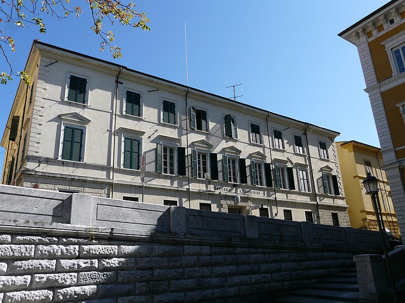 File:Carrara-caserma A. Marchini.jpg