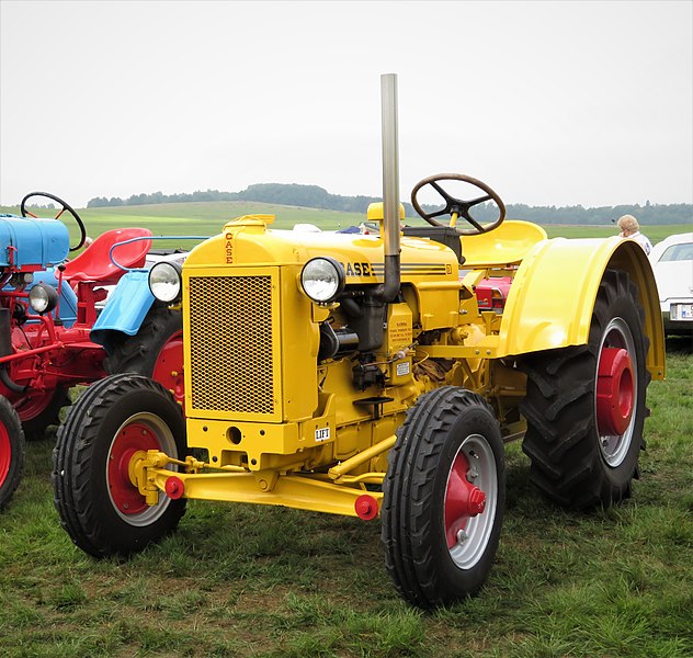 File:Case Tractor ca 1940.jpg