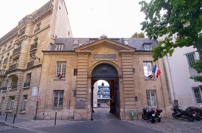 File:Caserne des Mousquetaires noirs, Paris - Front Porch, From Outside.jpg