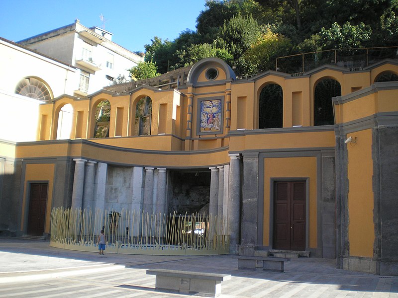 File:Castellammare piazza Raffaele Viviani (foto di Peppe Pepe di Angri) - panoramio - Giuseppe Pepe (1).jpg