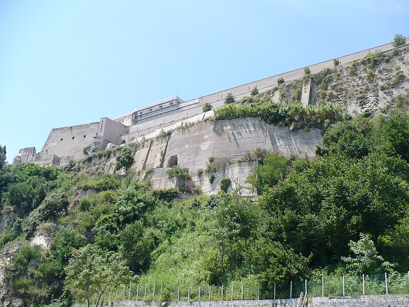 File:Castello di Baia visto dalla spiaggia.JPG