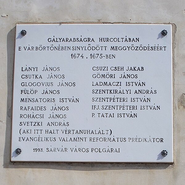 File:Castle, plaque to protestant galley prisoners, 2020 Sárvár.jpg