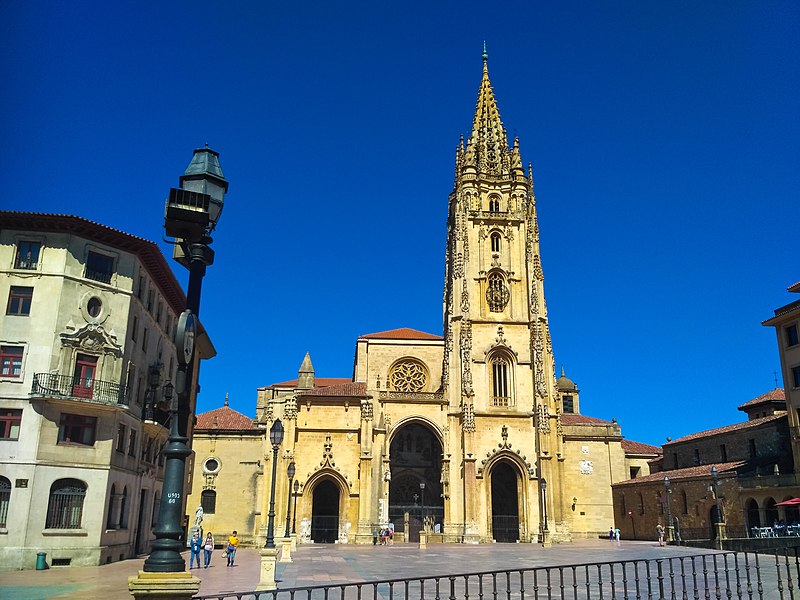 File:Catedral de San Salvador en Oviedo.jpg