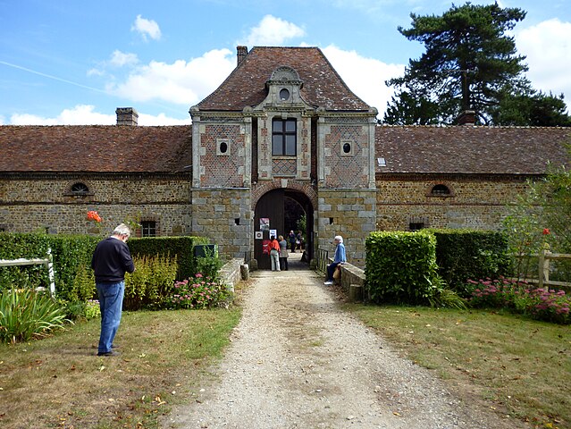 639px-Ch%C3%A2teau_de_Blanc-Buisson.jpg