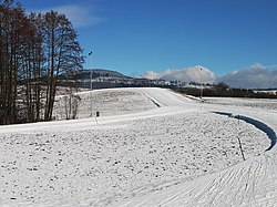 Charvátův kopec při pohledu z jihu, v pozadí vrchol Předního Žalého