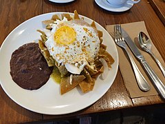 Tortilla chipslariga quyilgan sousli chilaquiles