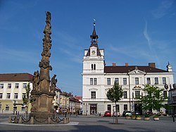 Tyršovo-Platz mit dem Rathaus