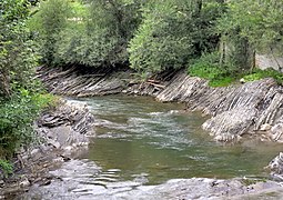 Affleurement de flysch entaillé par une rivière en Ukraine. Il correspond aux meilleures conditions d'affleurement car le flysch est aisément accessible et non recouvert grâce au courant de la rivière.