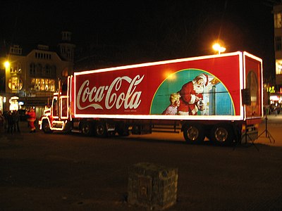 Популярните коледни камиони „Кока-Кола“, с изображение на Дядо Коледа и многобройни светлини, внасят допълнително коледно настроение.