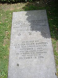 Mộ của Sanders và vợ tại Nghĩa trang Cave Hill Cemetery ở Louisville, Kentucky